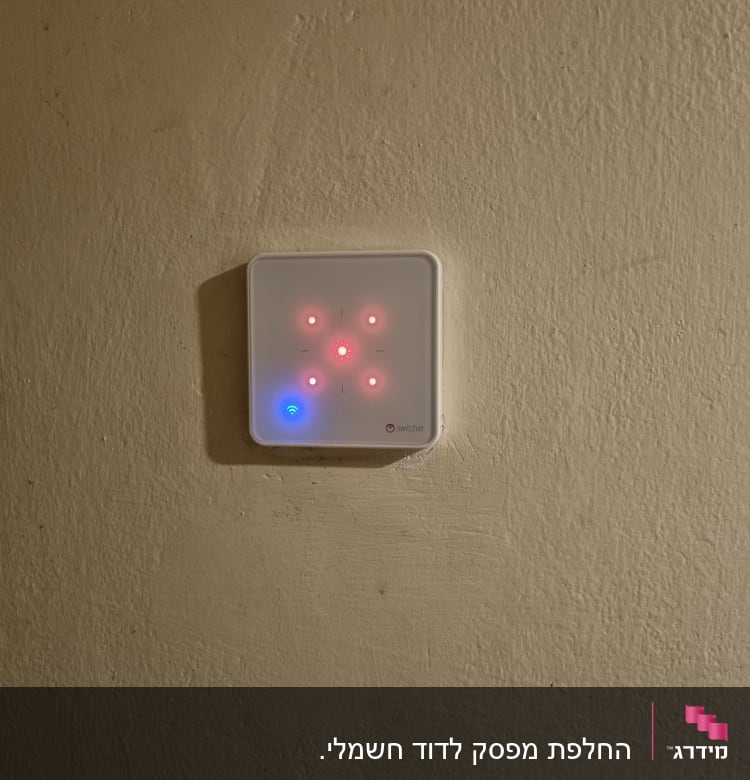 מתג חשמלי עם נורות לד אדומות וכחולות